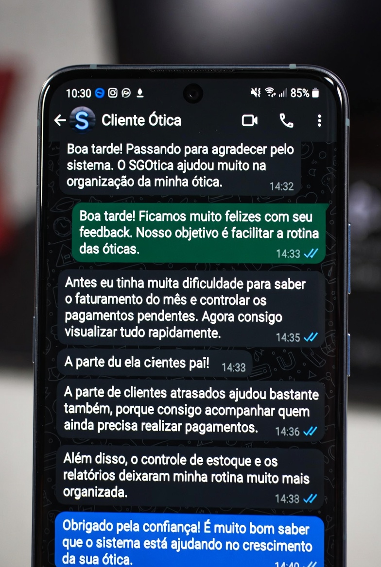 Cliente comentando sobre o controle de estoque e relatórios do SGÓtica